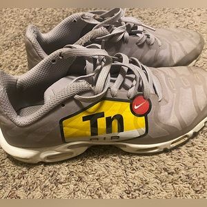 GREY NIKE TN AIRS SHOES